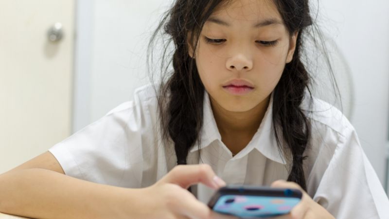trẻ em dùng smartphone trẻ em dùng smartphone